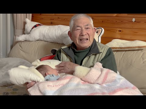 ひ孫が可愛くて案の定デレデレな可愛いじいちゃん、初めての抱っこ サムネイル