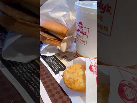 shorts 何十年ぶりでしょうウェンディズ🤭　今回はモーニングのソーセージエッグ&チーズサンドハッシュセット　　20… サムネイル