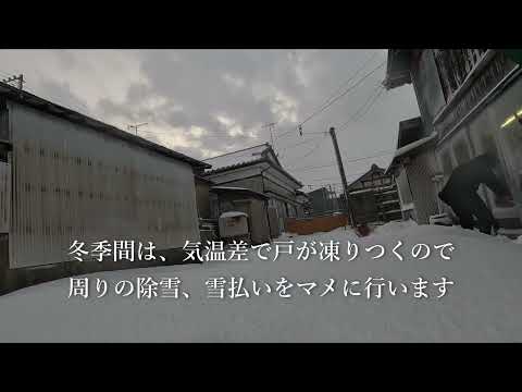 戸が凍りつきそうな日は雪払いしてからお散歩へ サムネイル