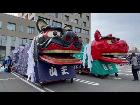市役所駐車場に到着した松くん桜ちゃん山王くん日和ちゃん　酒田大獅子　酒田祭りにて　2026年5月20日 サムネイル
