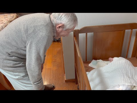 優しく笑顔で近づいてるのに強面のせいで赤ちゃん爆泣きさせる執事ぃと微笑みの天使柴犬 サムネイル