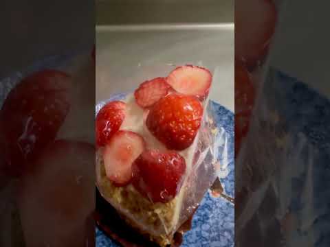 shorts 周りのザクザクが香ばしい😋 季節限定 苺のフルーツボンブケーキ　シャトレーゼにて　2026年2月10日 サムネイル