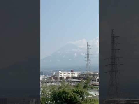 shorts 今朝の富士山は小っちゃい雲に囲まれてます〜🗻　新幹線の車窓から　2026年6月12日